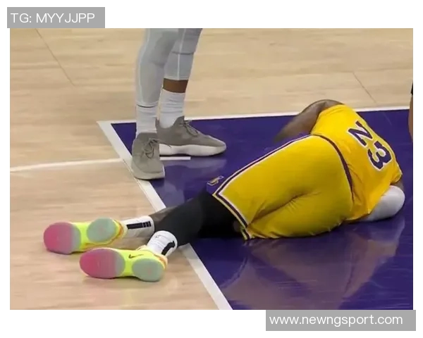 湖人新更衣室揭秘詹姆斯柜内浓眉球衣悬挂引发球迷热议